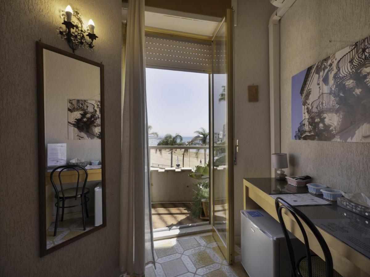 マリーナ・ディ・ラグーザ L'Onda Bed & Breakfast エクステリア 写真